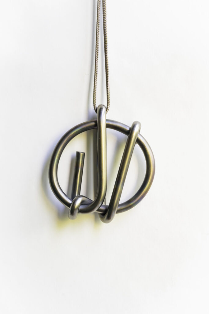 Alfred Taatz, 2022, Anhänger | Pendant, Titan | titanium, ⌀ 8 cm, Foto Matthias Ritzmann