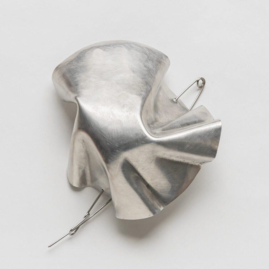 Alfred Taatz 2026, Brosche | brooch, Aluminium Edelstahl | aluminium stainless steel, 11 cm x 10 cm, Foto Matthias Ritzmann