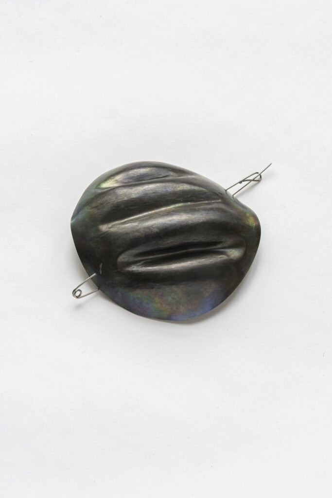 Alfred Taatz, 2024, Brosche | brooch, Titan Edelstahl | titanium stainless steel, ⌀ 10 cm, Foto Matthias Ritzmann