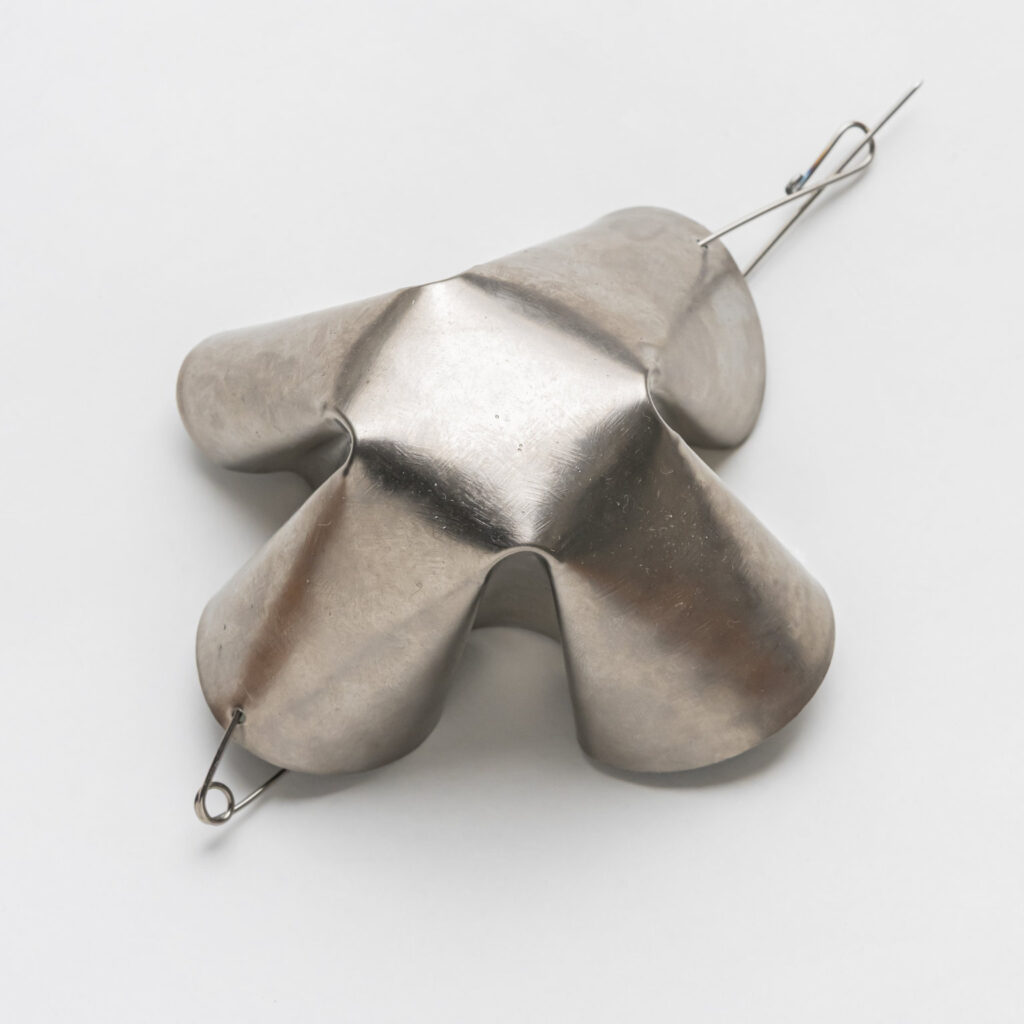 Alfred Taatz 2026, Brosche | brooch, Titan Edelstahl | titanium stainless steel, 9 cm x 9 cm, Foto Matthias Ritzmann