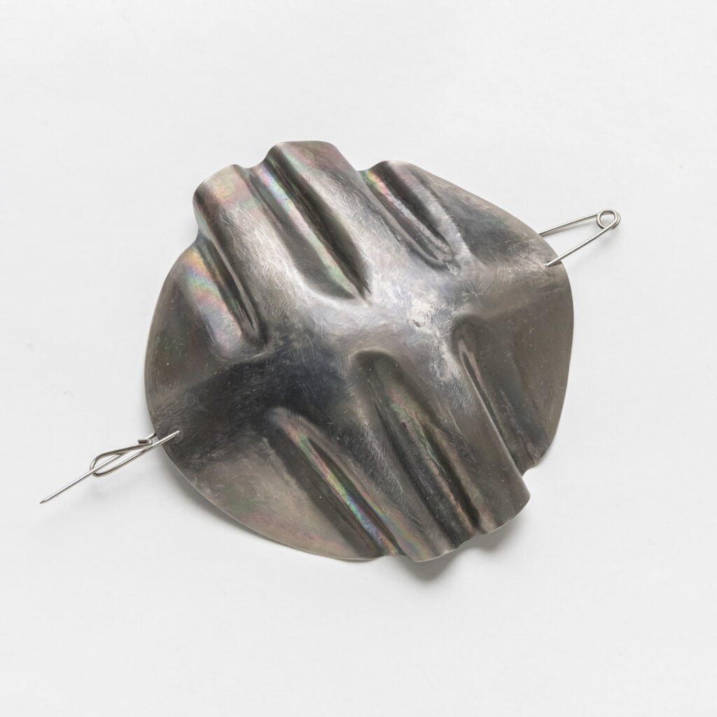 Alfred Taatz 2026, Brosche | brooch, Titan Edelstahl | titanium stainless steel, Ø 12 cm, Foto Matthias Ritzmann