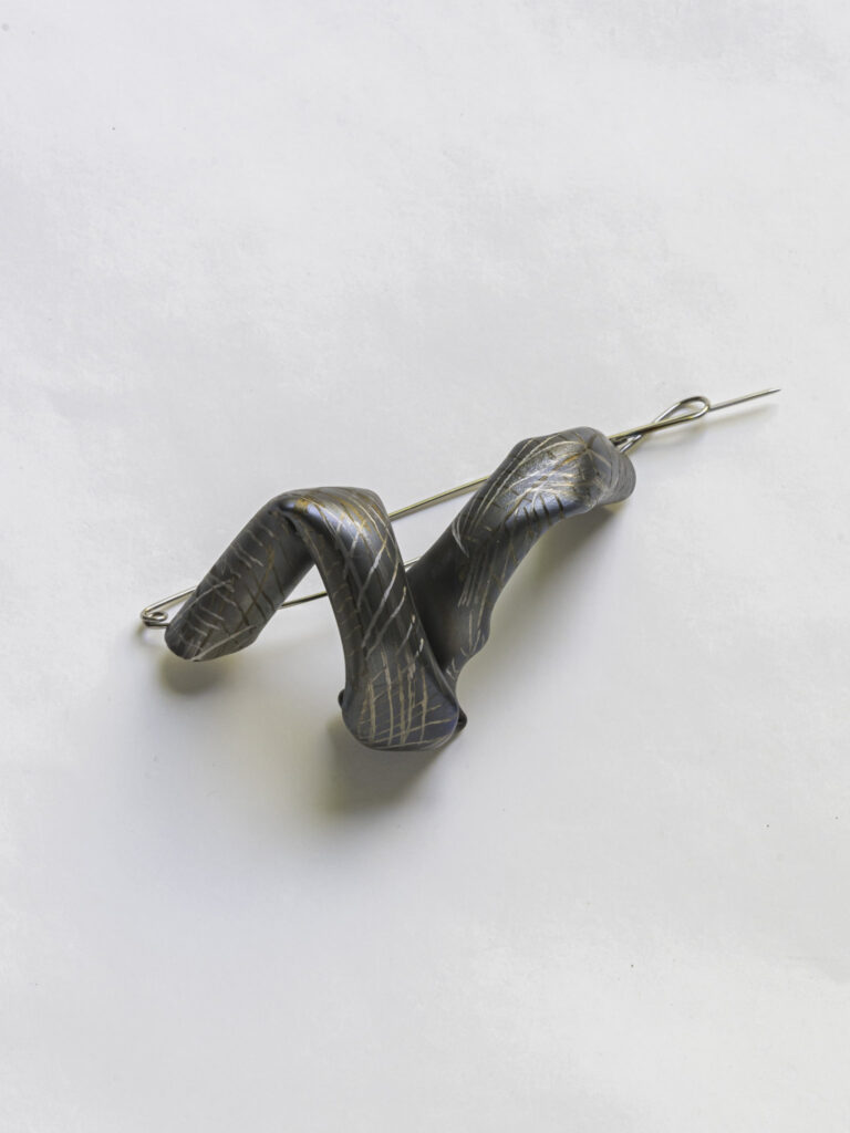 Alfred Taatz, 2025, Brosche | brooch, Titan Edelstahl | titanium stainless steel, 9 x 5 cm, Foto Matthias Ritzmann