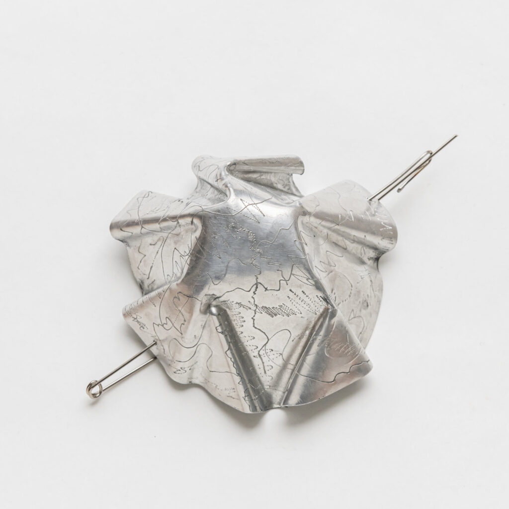 Alfred Taatz 2026, Brosche | brooch, Aluminium Edelstahl | aluminium stainless steel, 8 cm x 6 cm, Foto Matthias Ritzmann