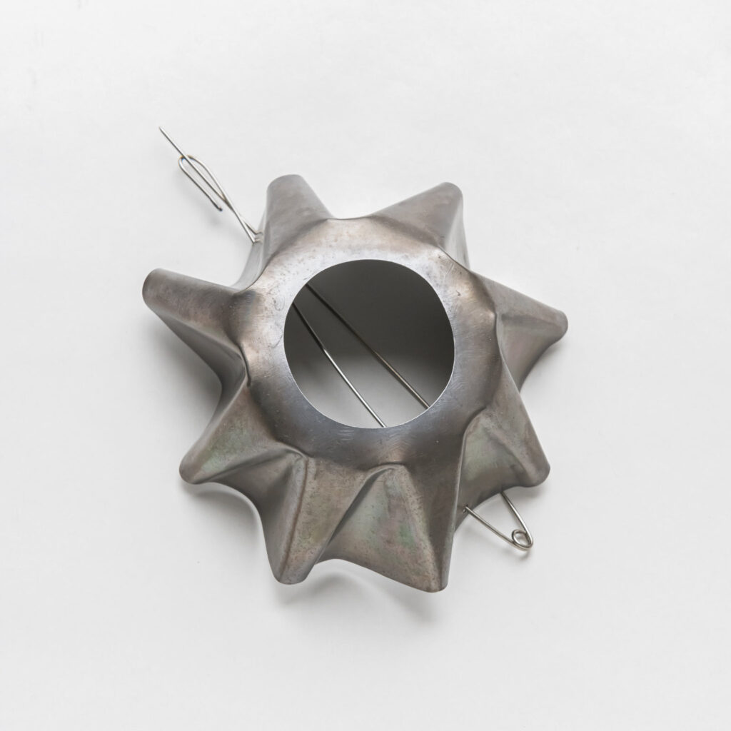 Alfred Taatz 2026, Brosche | brooch, Titan Edelstahl | titanium stainless steel, 11 cm x 11 cm, Foto Matthias Ritzmann