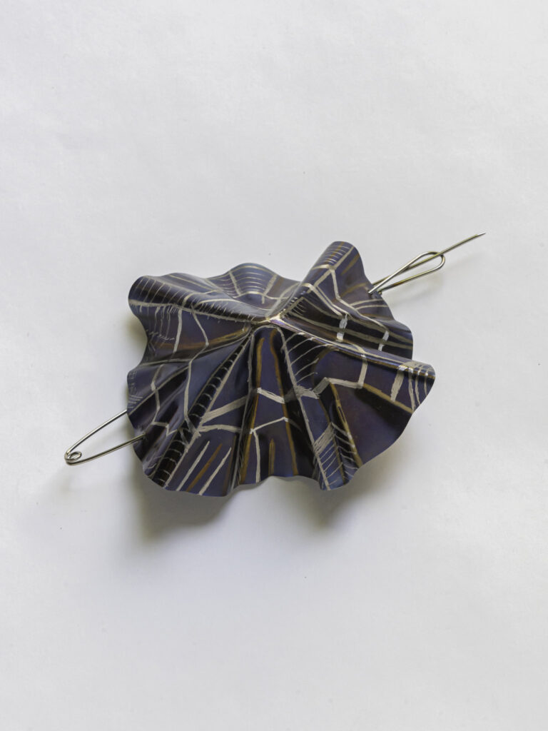 Alfred Taatz, 2025, Brosche | brooch, Titan Edelstahl | titanium stainless steel, ⌀ 9 cm, Foto Matthias Ritzmann