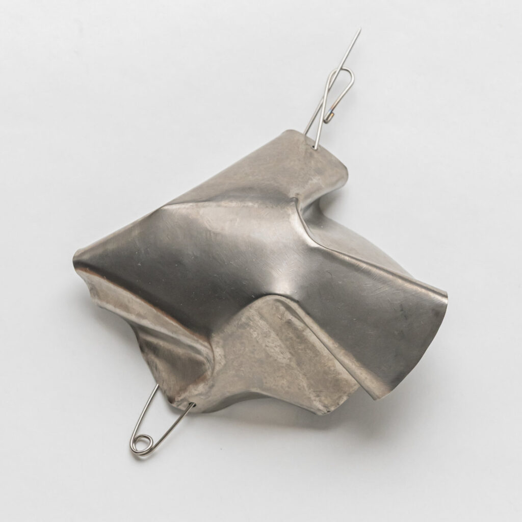 Alfred Taatz 2026, Brosche | brooch, Titan Edelstahl | titanium stainless steel, 12 cm x 11 cm, Foto Matthias Ritzmann