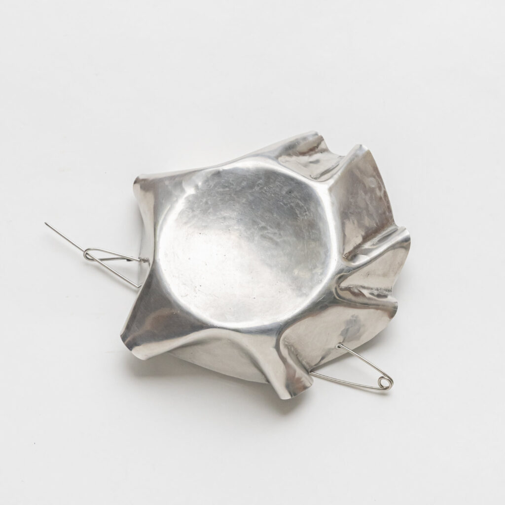 Alfred Taatz 2026, Brosche | brooch, Aluminium Edelstahl | aluminium stainless steel, 13 cm x 9 cm, Foto Matthias Ritzmann