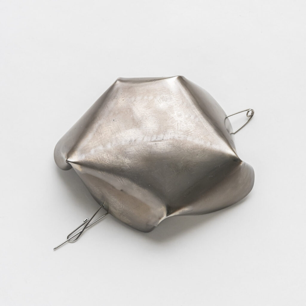 Alfred Taatz 2026, Brosche | brooch, Titan Edelstahl | titanium stainless steel, 12 cm x 9 cm, Foto Matthias Ritzmann