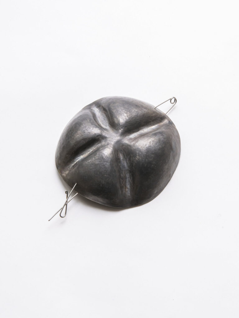 Alfred Taatz, 2023, Brosche | brooch, Titan Edelstahl | titanium stainless steel, ⌀ 11 cm, Foto Matthias Ritzmann