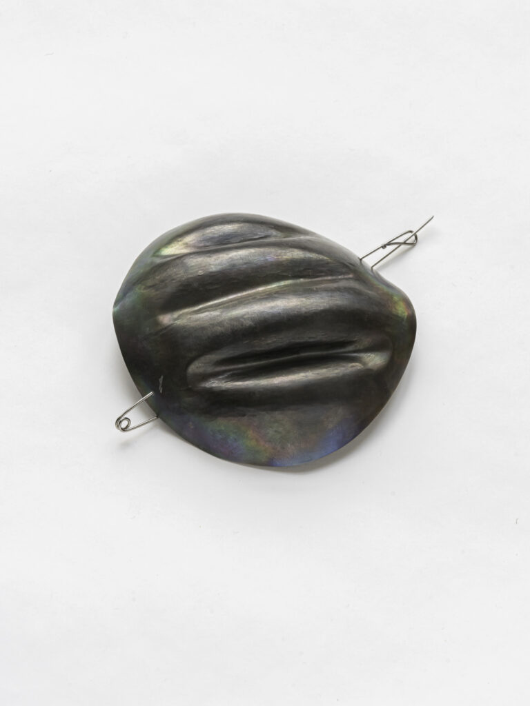 Alfred Taatz, 2024, Brosche | brooch, Titan Edelstahl | titanium stainless steel, ⌀ 10 cm, Foto Matthias Ritzmann