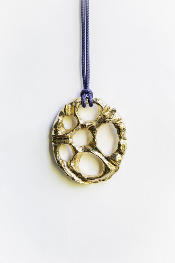 Alfred Taatz, 2025, Anhänger 1, Bronze / Bronze vergoldet, 8 x 7 cm, Foto Matthias Ritzmann , Foto Matthias Ritzmann