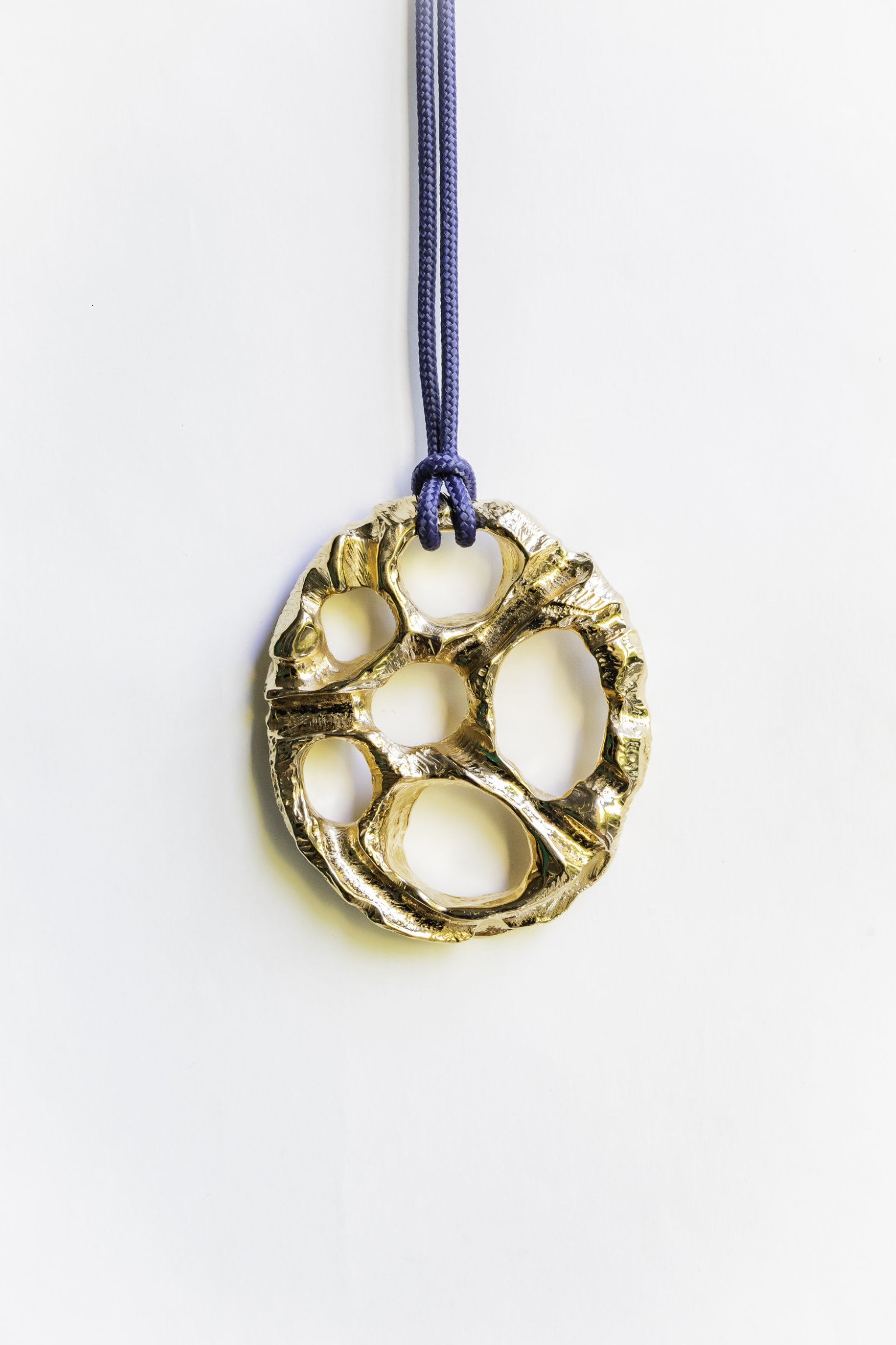 Alfred Taatz, 2025, Anhänger 1, Bronze / Bronze vergoldet, 8 x 7 cm, Foto Matthias Ritzmann , Foto Matthias Ritzmann