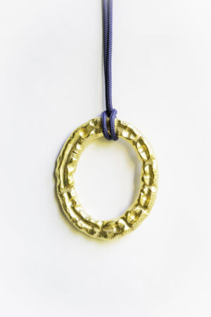 Alfred Taatz, 2025, Anhänger 2, Bronze / Bronze vergoldet, 8 x 7 cm, Foto Matthias Ritzmann