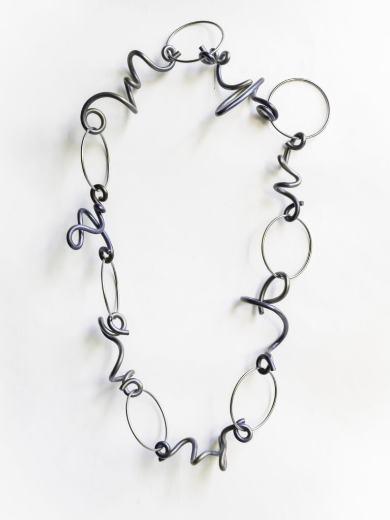Alfred Taatz, 2025, Halskette | Necklace, Titan Edelstahl | titanium stainless steel, ⌀ 10 cm, Foto Matthias Ritzmann