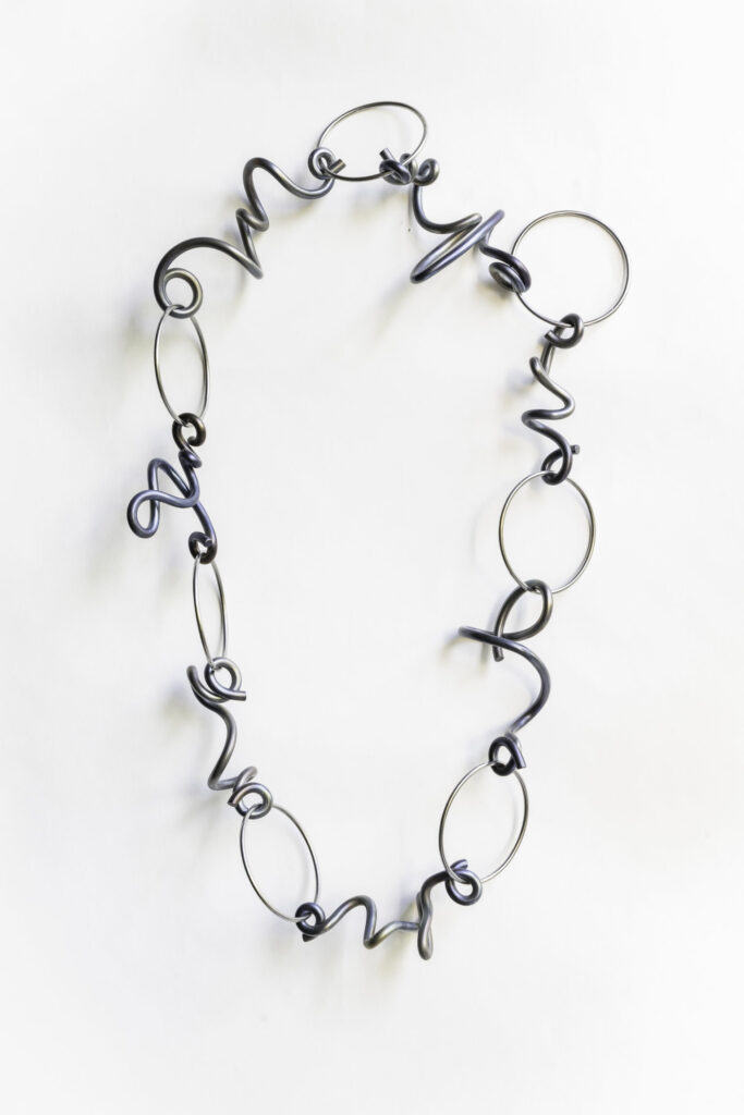 Alfred Taatz, 2025, Halskette | Necklace, Titan Edelstahl | titanium stainless steel, ⌀ 10 cm, Foto Matthias Ritzmann