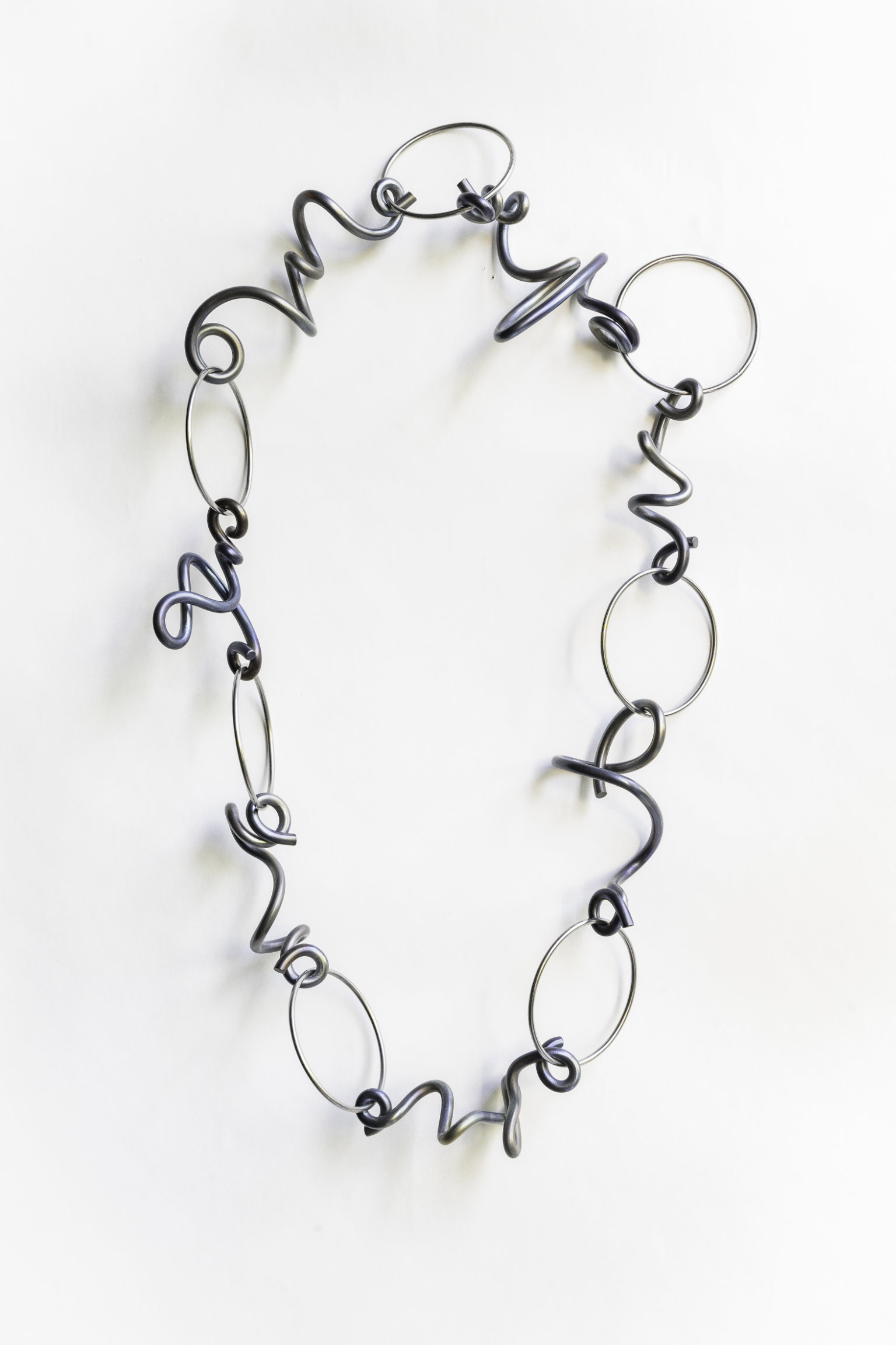 Alfred Taatz, 2025, Halskette | Necklace, Titan Edelstahl | titanium stainless steel, ⌀ 10 cm, Foto Matthias Ritzmann